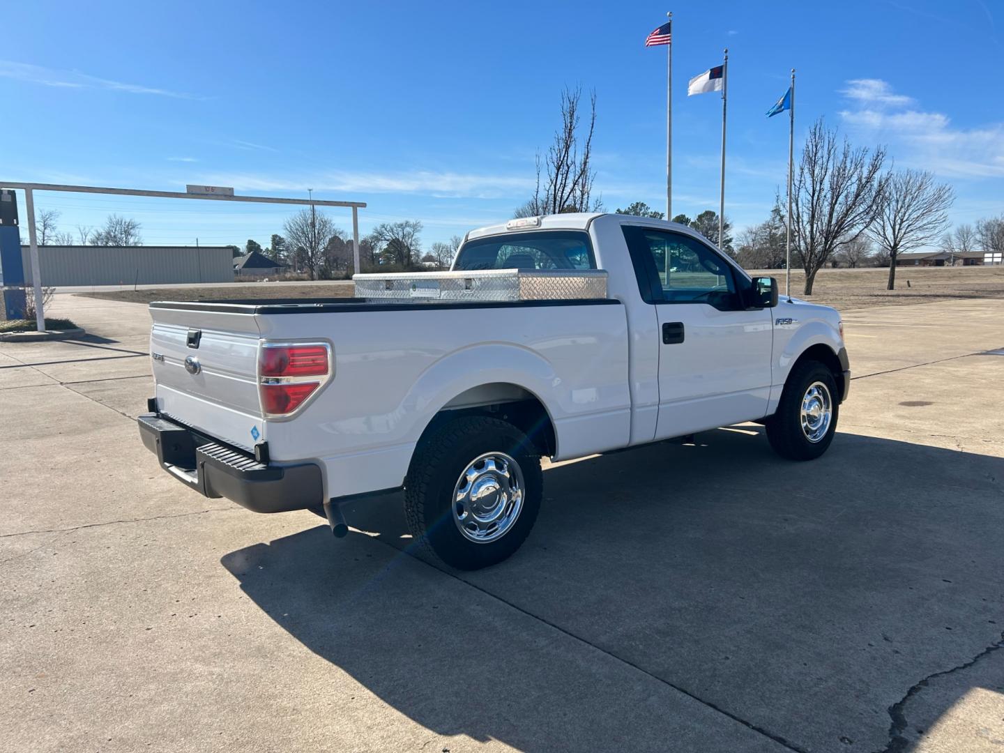 2014 White /Gray Ford F-150 STX 6.5-ft. Bed 2WD (1FTMF1CM1EK) with an 3.7L V6 DOHC 24V engine, 6-Speed Automatic transmission, located at 17760 Hwy 62, Morris, OK, 74445, (918) 733-4887, 35.609104, -95.877060 - Photo#4